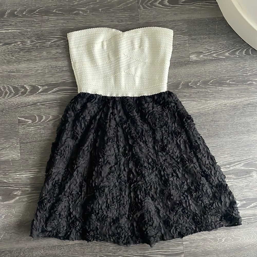 Bandage strapless dress with flower appliqué